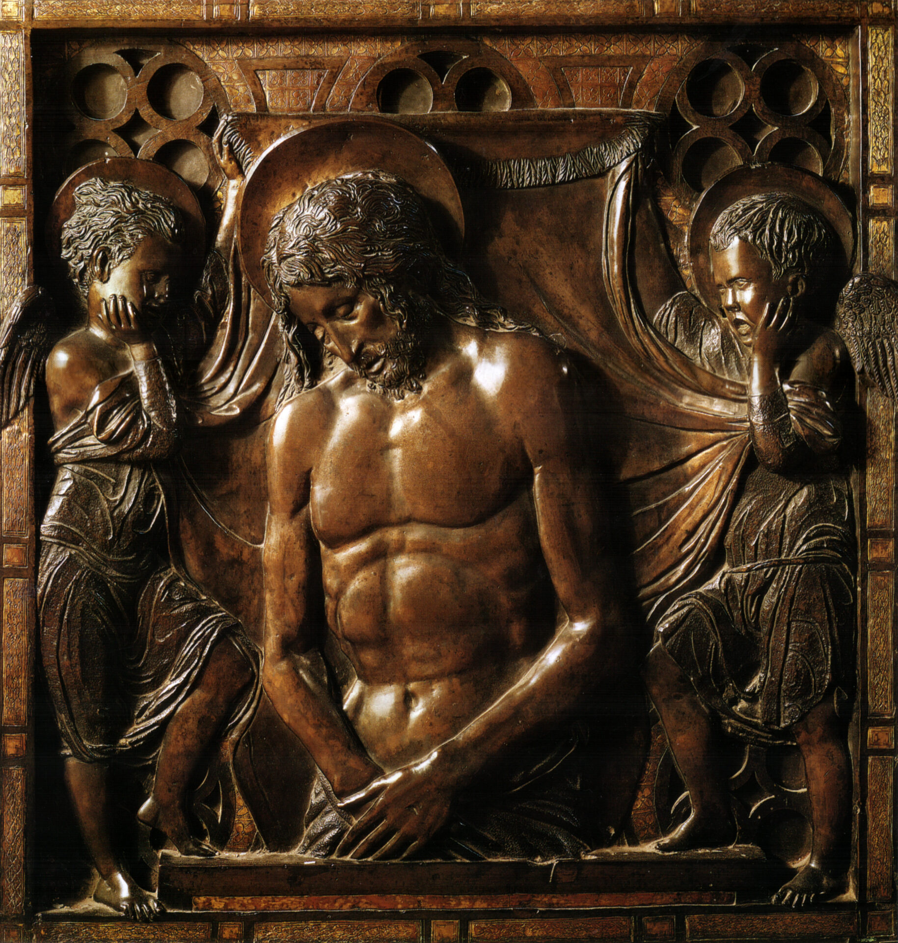 Titolo dell'opera: Cristo in pietà tra due angeli Autore: Donatello Anno: 1453 Si tratta di un rilievo in bronzo dalle dimensioni circa 58 x 56 cm, realizzato da Donatello entro il 1453, parte integrante dell'Altare maggiore della Basilica di Sant'Antonio a Padova. L'opera, capolavoro del periodo padovano dell'artista, raffigura il Cristo morto sostenuto da due angioletti ed è caratterizzata da una profonda intensità emotiva e realismo anatomico.